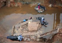 மலாக்கா கட்டுமான வடிகால் பகுதியில் ஏற்பட்ட மோட்டார் சைக்கிள் விபத்தில் ஒருவர் பலி, இருவர் காயமடைந்தனர்