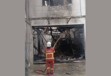 கோலாலம்பூர் கார் சர்வீஸ் மையத்தில் ஏற்பட்ட தீ; 8 கார்கள் சேதமடைந்தன