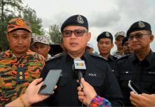 வெள்ளத்தில் அடித்து சென்ற கார்; சிறிது நேரத்தில் மீட்கப்பட்ட இரு பெண்கள்