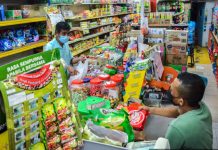 வெளிநாட்டவர்கள் நேரடியாக வணிக உரிமங்களுக்கு விண்ணப்பிக்கலாம் என்ற பொருளாதார வல்லுநரின் திட்டத்திற்கு பல வணிகக் குழுக்கள் விமர்சனம்