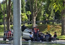 Kereta Terbalik, Sekumpulan Lelaki Sempat Healing Ketika Menunggu Bantuan