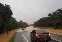 ஜாலான் கோத்தா திங்கி-மெர்சிங், ஜாலான் ஜோகூர் பாரு-என்டாவ் ஆகிய சாலைகள் மூடப்பட்டுள்ளன