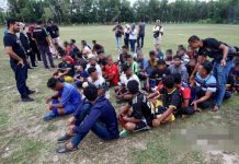 காற்பந்து விளையாடிக்கொண்டிருந்தபோது குடிநுழைவுத் துறை அதிரடி சோதனை ; 13 சட்டவிரோத குடியேறிகள் கைது