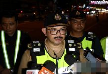 சோதனையில் இருந்து தப்பிக்க சாலைத் தடுப்பில் மோதிய கார்; JPJ அதிகாரி காயம்