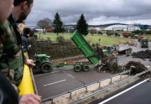 விரைவுச்சாலையில் தடுப்புகள் ஏற்படுத்தி பிரான்ஸில் விவசாயிகள் ஆர்ப்பாட்டம்