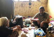 Ibu dan anak tinggal dalam sampah, najis