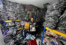 Timbunan stok baju jenama tiruan penuh dalam rumah PPR, lelaki ditahan