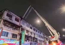 கடையின் மேற்கூரையில் இருந்து 71 வயதான வடிவேலு சடலமாக மீட்கப்பட்டார்