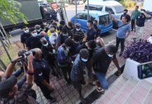 வீட்டில் துப்பாக்கி வைத்திருந்ததாக 11 பாதுகாவலர்கள் கைது