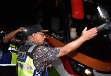 உரிமம் இல்லாமல் சுற்றுலாப் பேருந்தை ஓட்டிய ஓட்டுநர் கைது