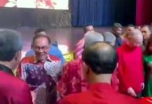 MCA சீனப் புத்தாண்டு திறந்த இல்லத்தில் கலந்து கொண்ட அன்வார்