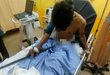 Perut tertusuk besi pengutip sawit