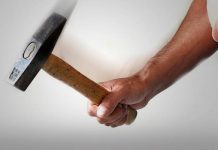 Lelaki amuk pukul emak dengan tukul