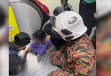 Tangan tersepit pemegang eskalator