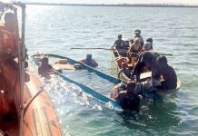 மீன்பிடி படகு கவிழ்ந்தது: 9 பேர் பத்திரமாக மீட்பு