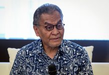 சுகாதார அமைச்சர் மருத்துவமனையில் அனுமதி