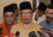 காலுறை பிரச்சினைக்கு நடவடிக்கை எடுத்து விட்டு கடந்து செல்லுங்கள்: அன்வார்