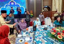 ஊடகவியாளர்களுடன் நோன்பு துறந்த பிரதமர் தம்பதியர்