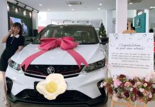 10 வருடமாக பணியாற்றிய ஊழியருக்கு கார் பரிசளித்த ஜோகூர் நகைக்கடை