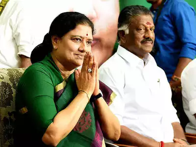 சசிகலா - பன்னீர் செல்வம்