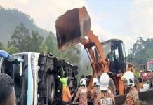 சாலையில் கவிழ்ந்த விரைவுப் பேருந்து: 5 பேர் படுகாயம்