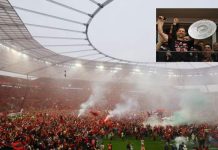 வரலாற்று சாம்பியன்! திடலில் குதித்த ஆயிரக் கணக்கான ரசிகர்கள்