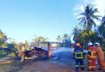 திடீரென பற்றி எரிந்த வீடு; அதிஷ்டவசமாக கார், மோட்டார்சைக்கிளை காப்பாற்றிய உரிமையாளர்