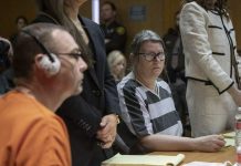 அமெரிக்கப் பள்ளியில் துப்பாக்கிச்சூடு நடத்தியவரின் பெற்றோருக்குச் சிறை