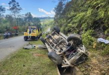 வாகனம் கவிழ்ந்து விபத்து; இரண்டு சகோதரிகள் மரணம்- மூன்று பேர் படுகாயம்