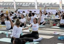 நூற்றுக்கணக்கானோர் இணைந்து தாய்லாந்து விமான நிலைய ஓடு பாதையில் யோகா