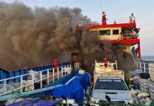 நடுக்கடலில் தீப்பற்றி எரிந்த படகு; பயணிகள் பாதுகாப்பாக மீட்பு