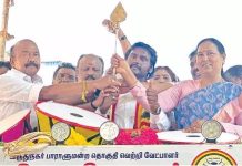 நாங்கள் பிழைக்க வரவில்லை; மக்களுக்காக உழைக்க வந்திருக்கிறோம்- மகனுக்கு வேல் பரிசு வழங்கி பிரேமலதா பிரச்சாரம்
