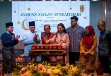 Anwar sambut hari jadi Musa Hitam