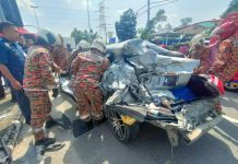 பத்து பஹாட்டில் கல்லூரி பேருந்து உள்ளிட்ட 12 வாகனங்களை உள்ளடக்கிய விபத்து