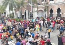 Perarakan menuntut gaji minimum RM2,000