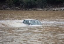 கூகுள் மேப் பார்த்து ஓட்டியதால் விபரீதம்: கேரளாவில் ஆற்றுக்குள் பாய்ந்த கார்!