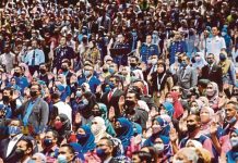 Gaji penjawat awam naik lebih 13%