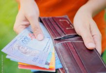 பர்சில் பணம் நிரம்பி வழிய