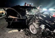 நிறுத்தி வைக்கப்பட்டிருந்த டிரெய்லர் மீது கார் மோதியதில் நால்வர் பலி