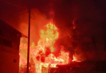 தொடர் வீட்டில் தீப்பரவல்; 6 வீடுகள், தலா 3 கார்கள், மோட்டார் சைக்கிள்கள் எரிந்து நாசம்