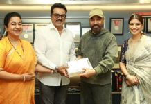 கமல்ஹாசனை நேரில் சென்று திருமணத்திற்கு அழைத்த சரத்குமார் குடும்பம்