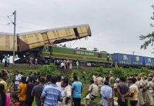 மேற்கு வங்கத்தில் நின்றுகொண்டிருந்த பயணிகள் ரயில் மீது சரக்கு ரயில் மோதி 15 பேர் பலி: 60 பேர் படுகாயம்