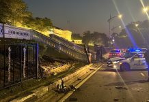 Pemandu terbabas, rempuh pagar istana