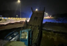 Pemandu maut lori terjunam dalam lubang jalan mendap