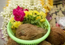 கோவிலில் தரும் பூ, மாலைகளை என்ன செய்ய வேண்டும் ?