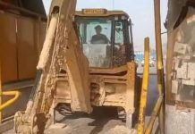 கட்டணம் கேட்டதால் புல்டோசராால் சுங்கச்சாவடியை இடித்துத் தள்ளிய ஓட்டுநர்