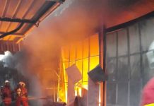 பசாரியா வாங்சா மாஜூவில் தீ சம்பவம்; 8 கடைகள் தீயில் எரிந்து நாசம்
