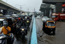 வெள்ளத்தில் தத்தளிக்கும் மும்பை, புனே; நால்வர் உயிரிழப்பு