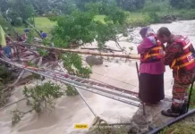 பலத்த நீரோட்டத்தில் சிக்கிய 45 பேர் தீயணைப்பு துறையினரால் பாதுகாப்பாக மீட்பு