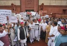 மத்திய அரசின் பட்ஜெட்டில் பாரபட்சம் எனக்கூறி இண்டியா கூட்டணி ஆர்ப்பாட்டம்